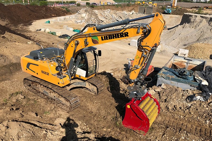 Przesiewanie humusu z wykopów budowlanych.